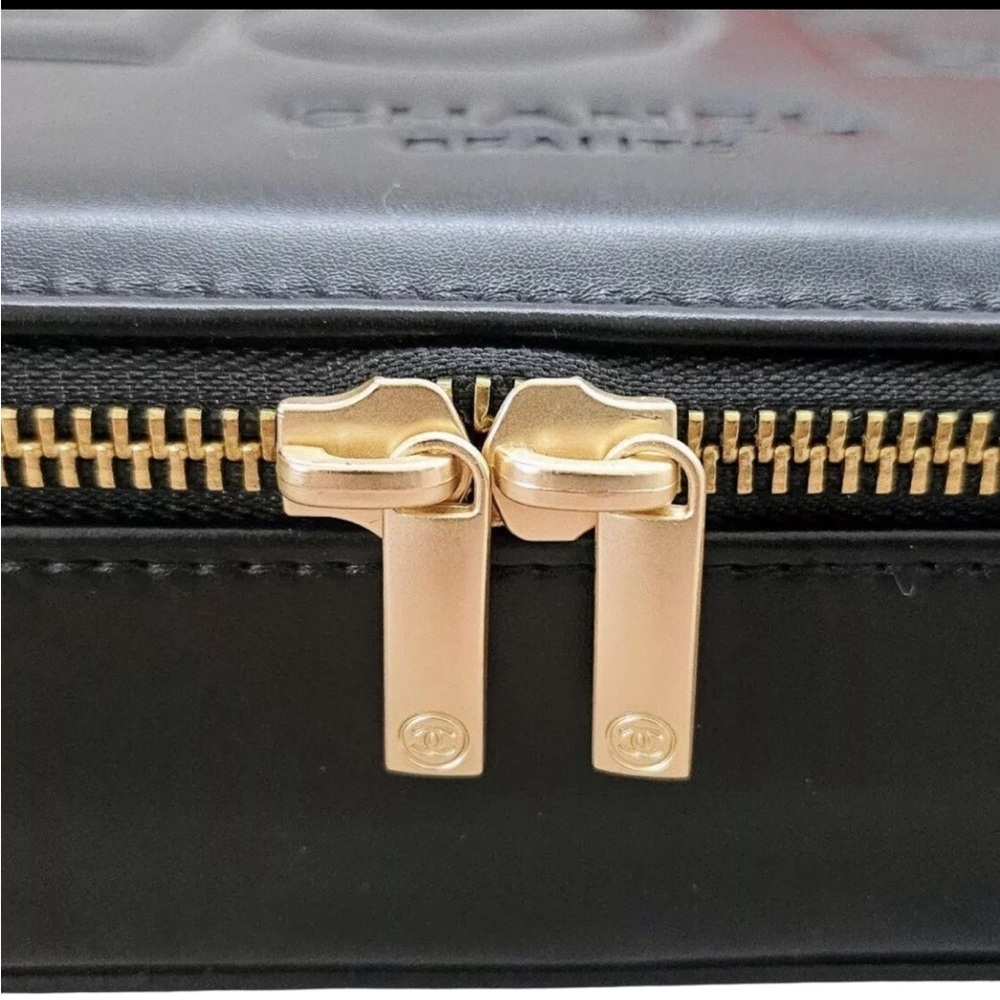 CHANEL Black Cosmetic Bag Elegant and Timeless Design - Picture 2 of 6